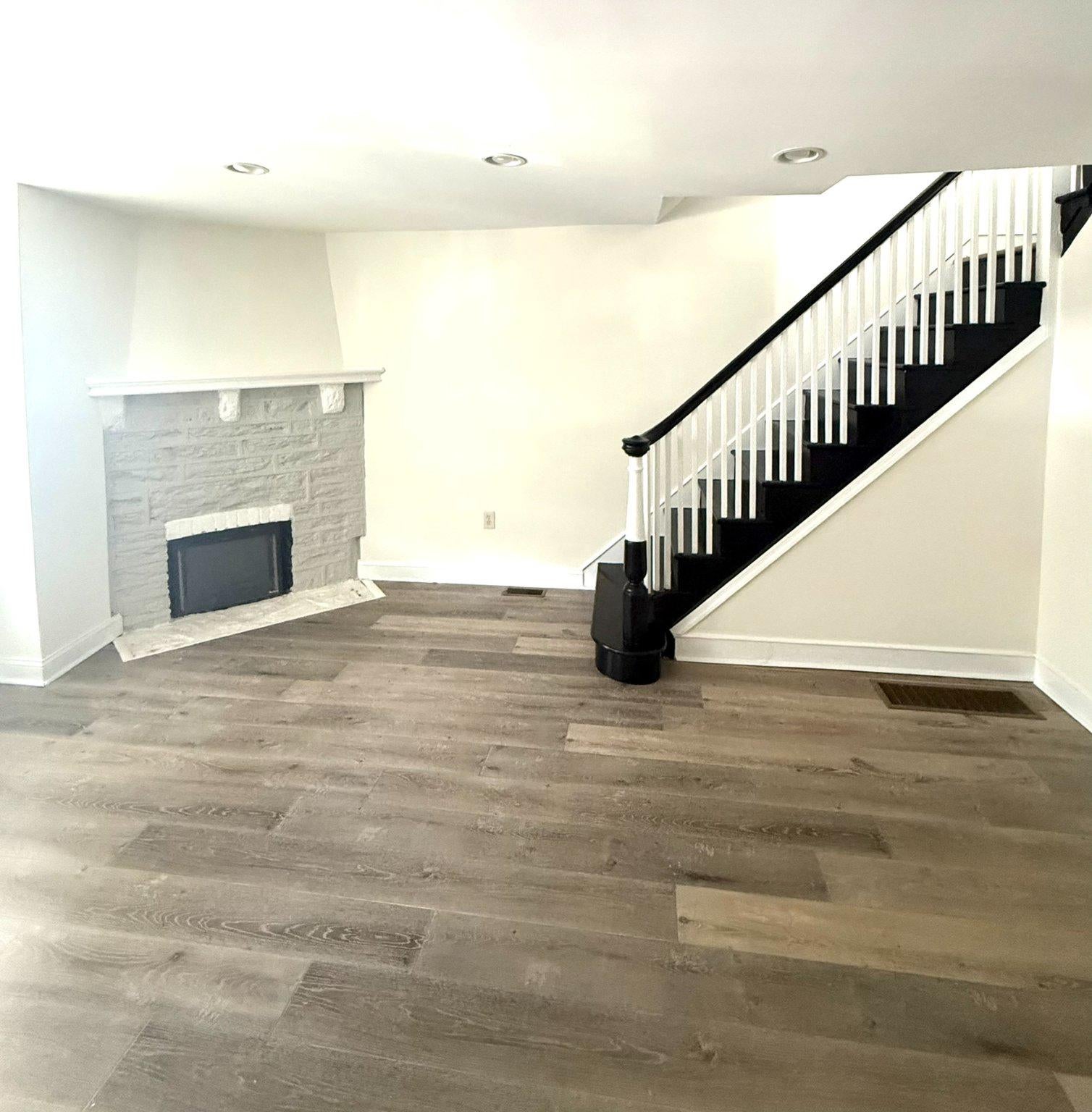 278 E QUEEN LANE