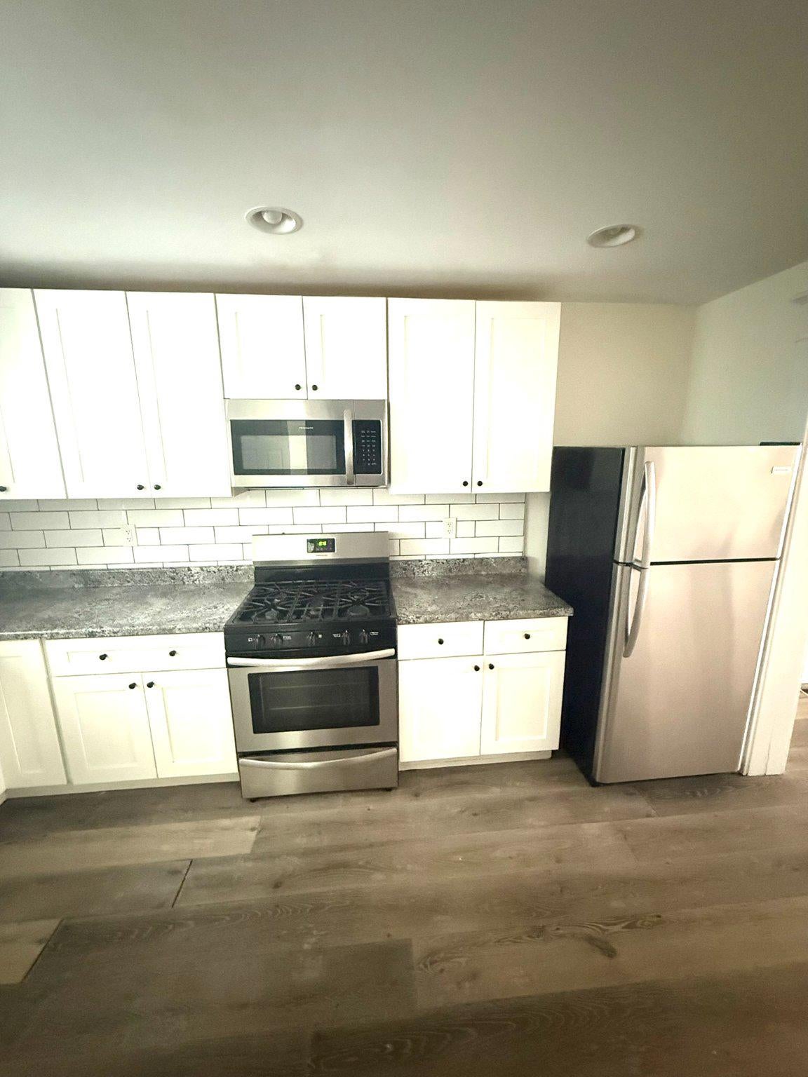 278 E QUEEN LANE