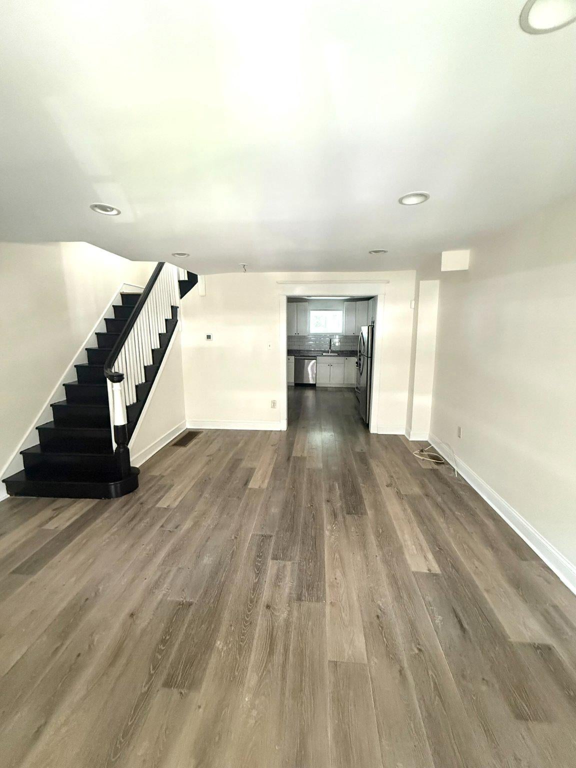 278 E QUEEN LANE