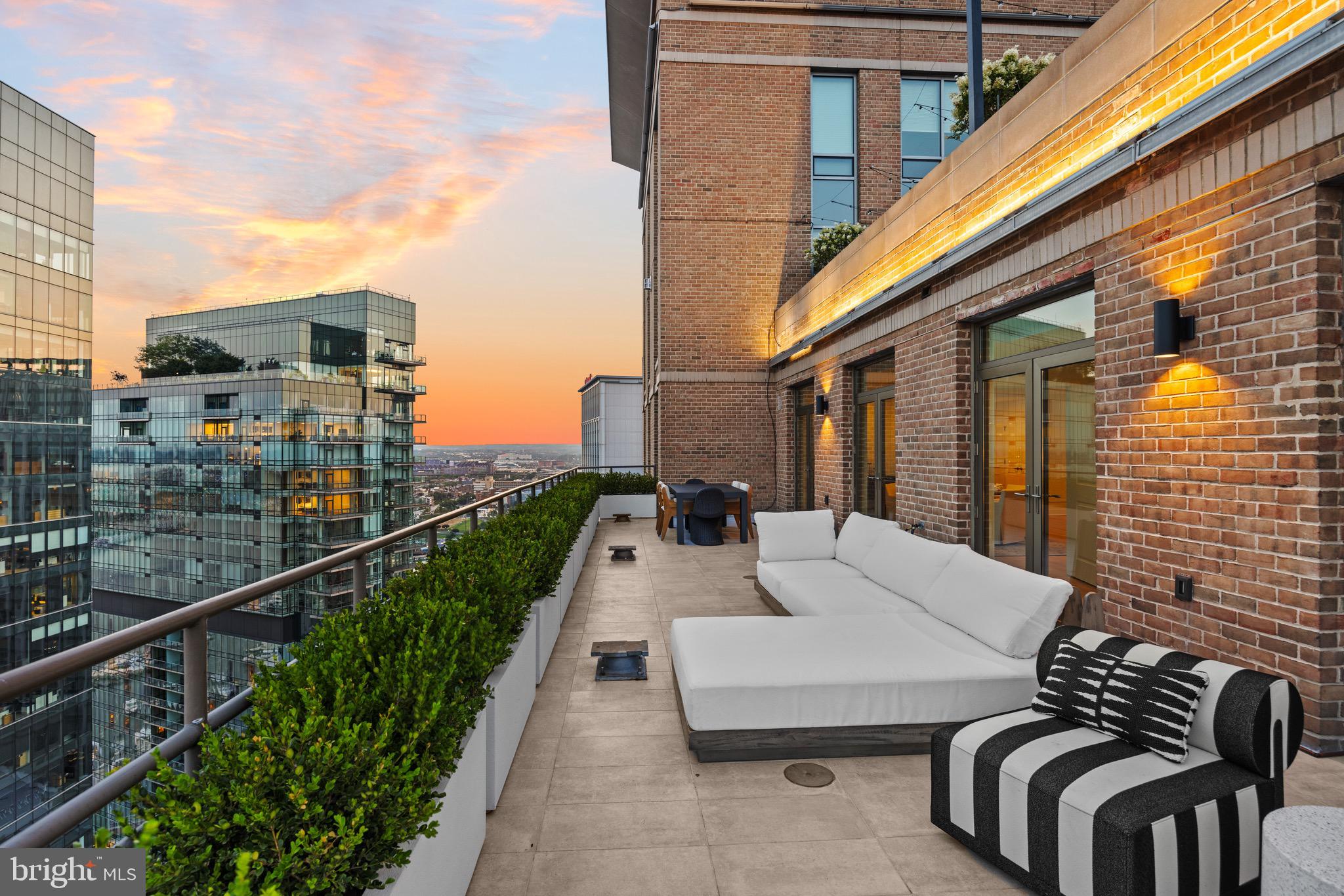 HARBOR EAST - Residential