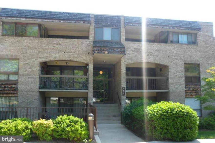 Updated kitchen, SS appliances, brand new life time warranty windows. Washer and dryer in unit. Extremely convenient location, walking distance to supermarkets, Costco, Lakeforest Mall, close to I270, 355.