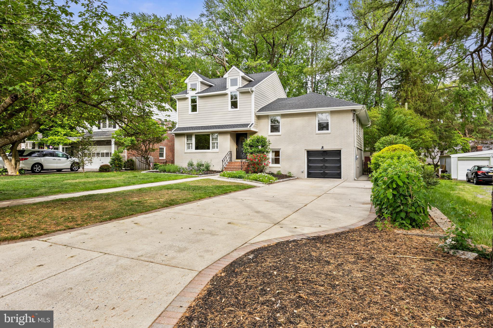 208 HAZEL AVENUE