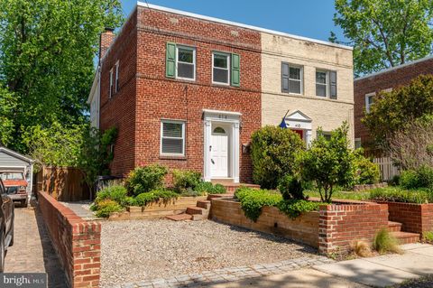 Photo of 414 E Bellefonte Avenue, ALEXANDRIA, VA 22301 (MLS # VAAX2055274)