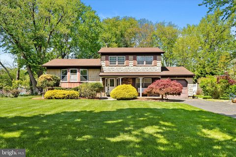 Homes For Sale - 88 Stratford Drive Dr<br/> MANALAPAN, NJ 07726