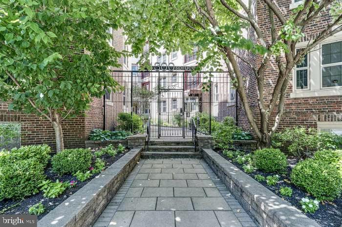 Now Available – Spacious 2BR/2BA Condo in University City
📍 4300 Spruce St., Unit A402, Philadelphia, PA 19104
💰 $2,200/month | 📐 974 sq. ft. | 📆 Available July 1, 2025
Modern and sun-filled 2-bedroom, 2-bath condo located in a secure elevator building in the heart of University City. This fourth-floor unit offers an open-concept layout with hardwood floors in the main living area, oversized windows, and a private balcony.
The kitchen features granite countertops, stainless steel appliances, and ample cabinetry. Both bedrooms are generously sized, each with its own full bathroom—ideal for roommates, professionals, or anyone seeking comfort and privacy. Additional highlights include in-unit washer and dryer, central A/C, and excellent closet space.
Walkable to UPenn, CHOP, HUP, and Drexel. Surrounded by public transit, restaurants, and green space—this location offers convenience and lifestyle in one of Philly’s most vibrant neighborhoods.
Key Features:
2 Bedrooms, 2 Full Bathrooms
974 sq. ft.
Granite Counters + Stainless Appliances
Central Air + In-Unit Washer/Dryer
Private Balcony
Elevator Building + Secure Entry
Water included in rent
Pets are considered on a case-by-case basis
Steps from UPenn, CHOP, and SEPTA
Tenant pays electricity.