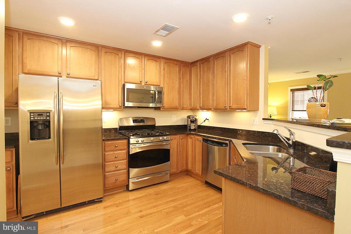 RIVER OAKS-LENNAR CONDOM - Residential