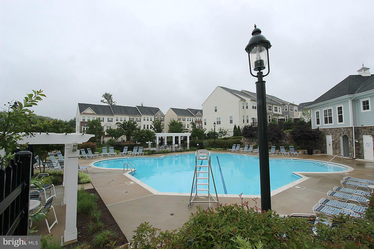 RIVER OAKS-LENNAR CONDOM - Residential