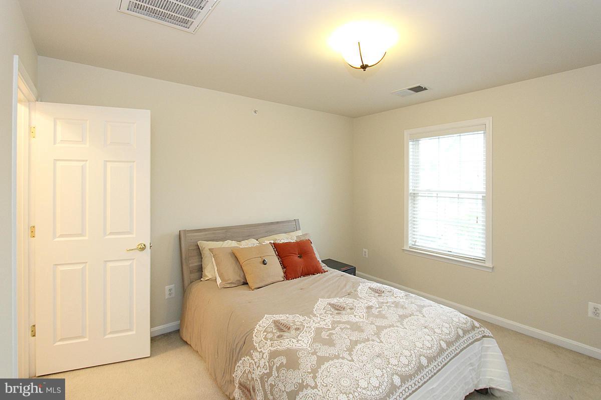 RIVER OAKS-LENNAR CONDOM - Residential