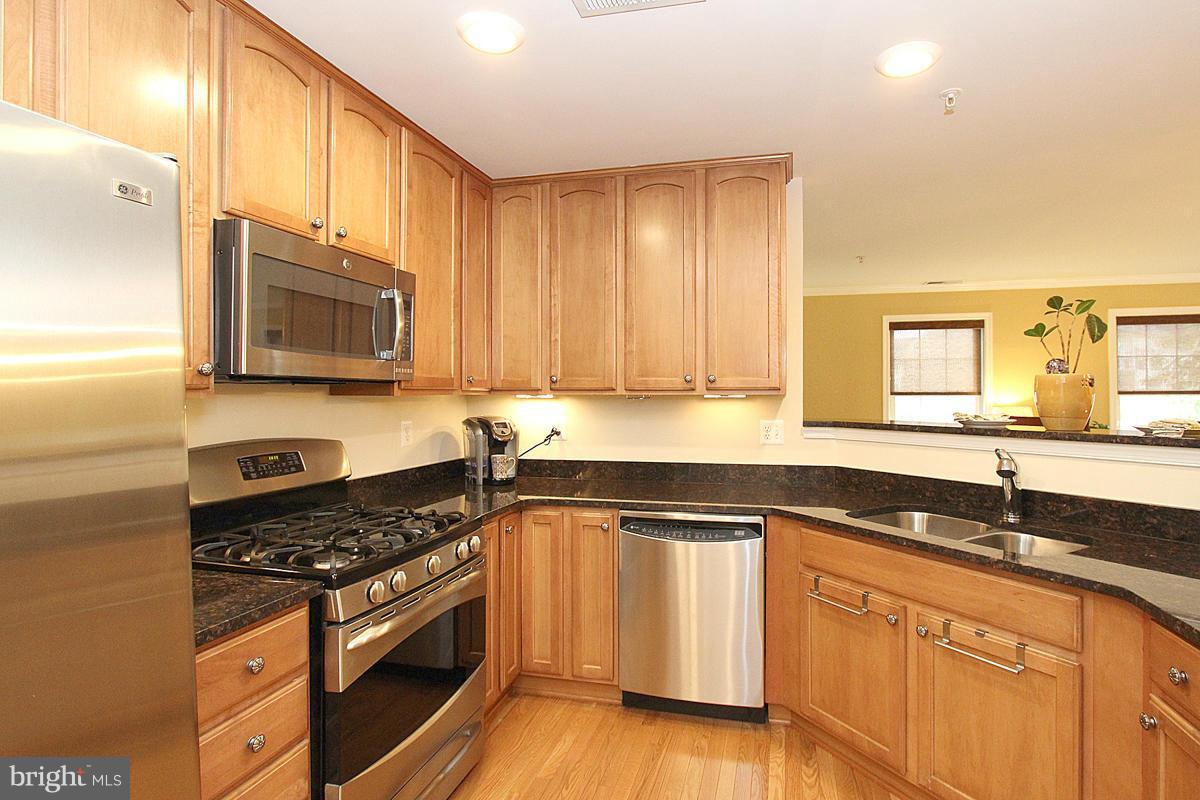 RIVER OAKS-LENNAR CONDOM - Residential