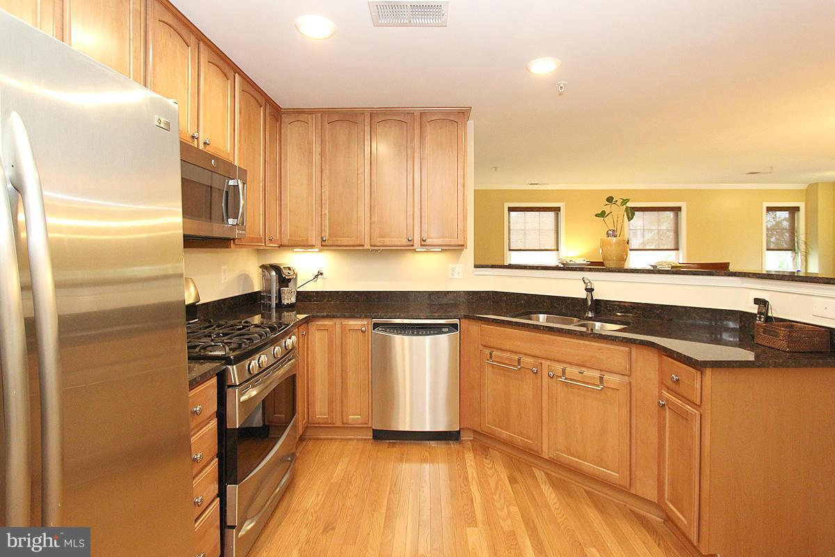RIVER OAKS-LENNAR CONDOM - Residential