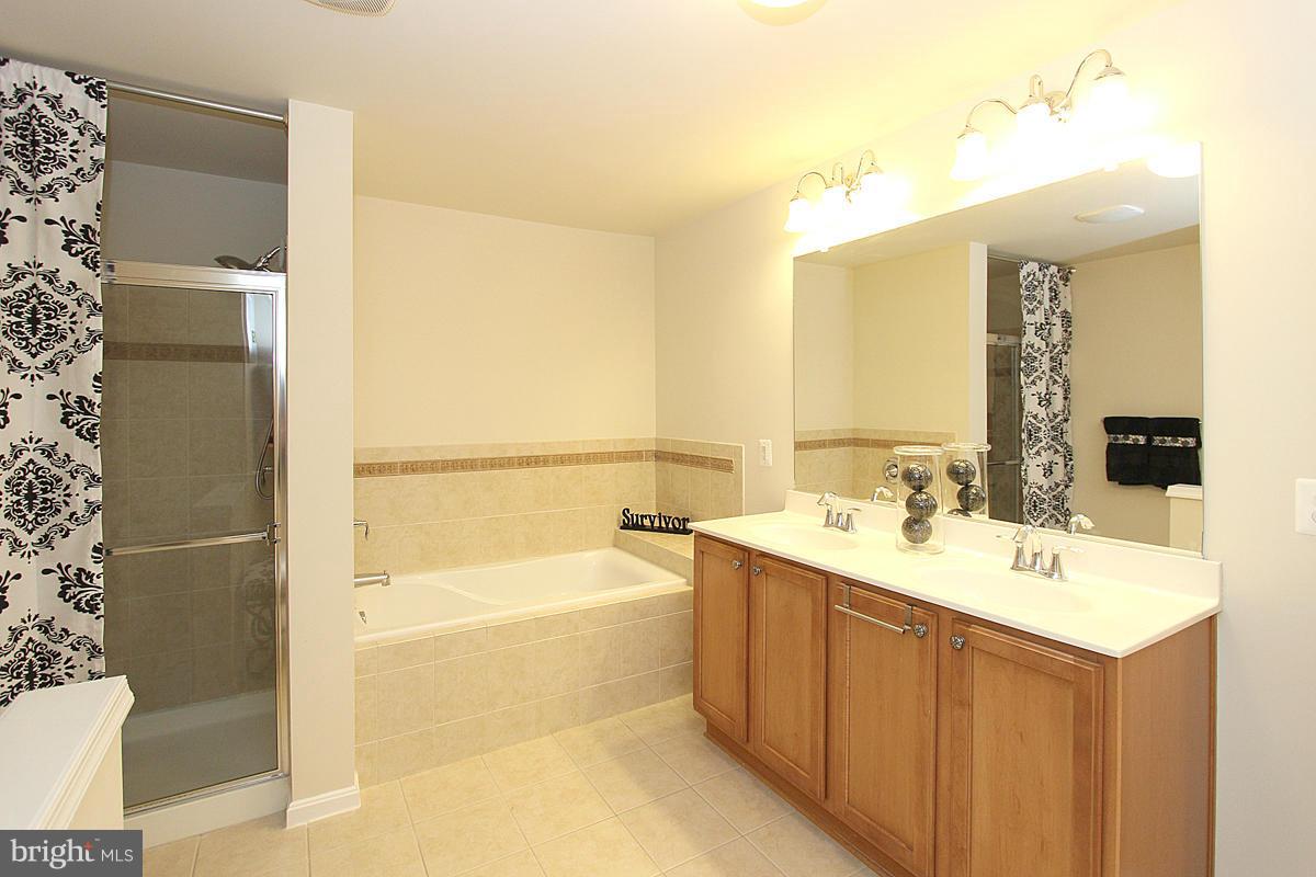 RIVER OAKS-LENNAR CONDOM - Residential