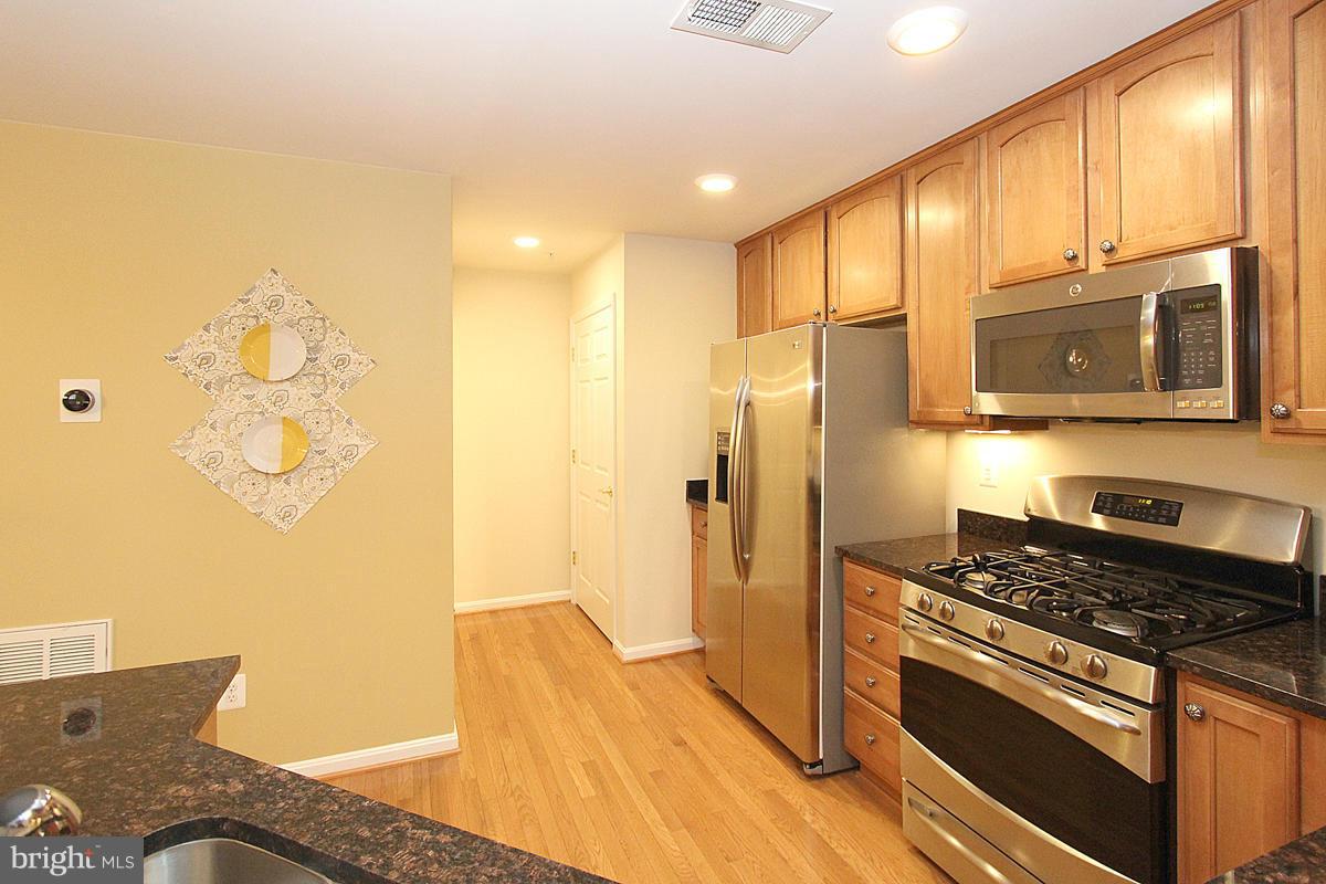 RIVER OAKS-LENNAR CONDOM - Residential