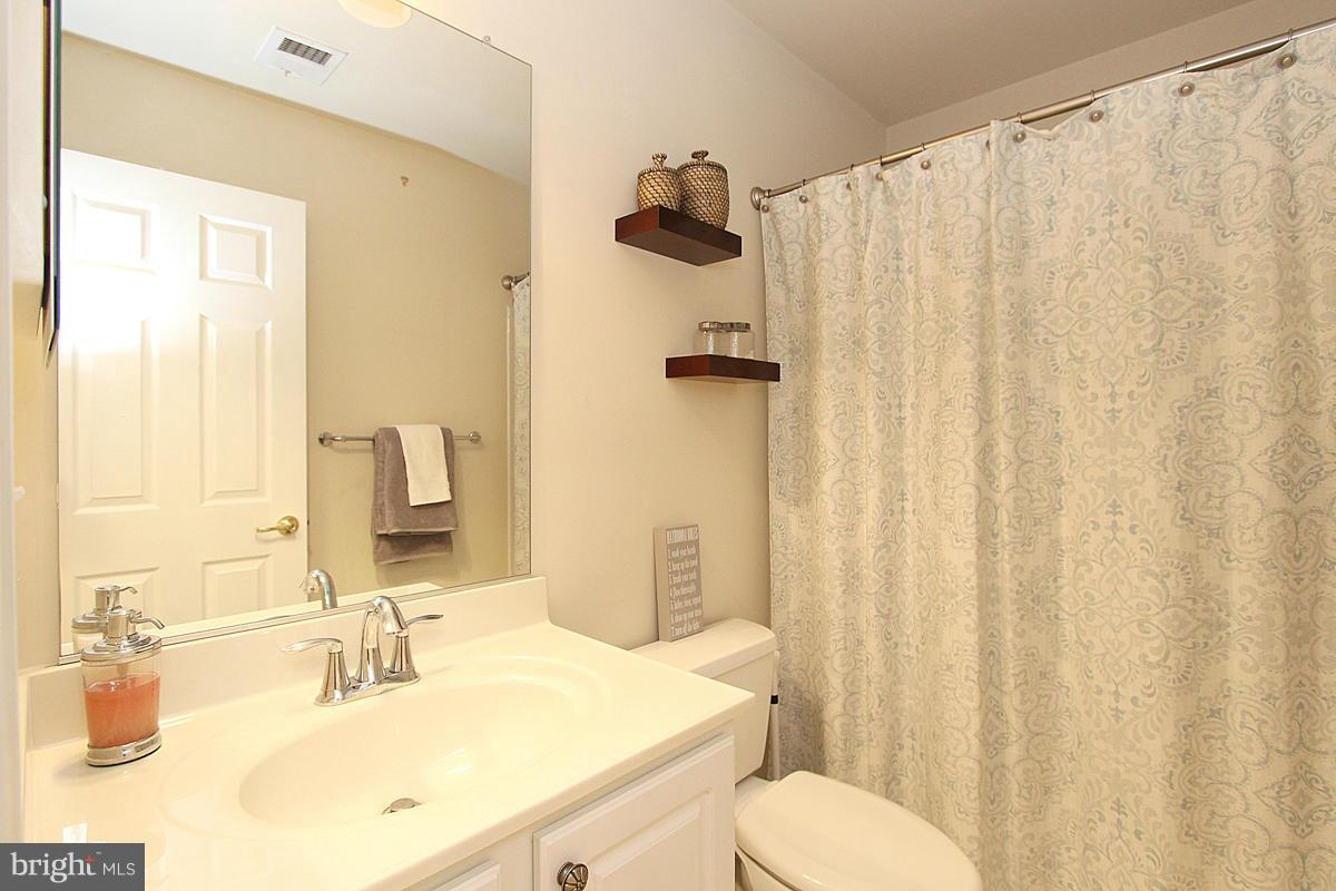RIVER OAKS-LENNAR CONDOM - Residential