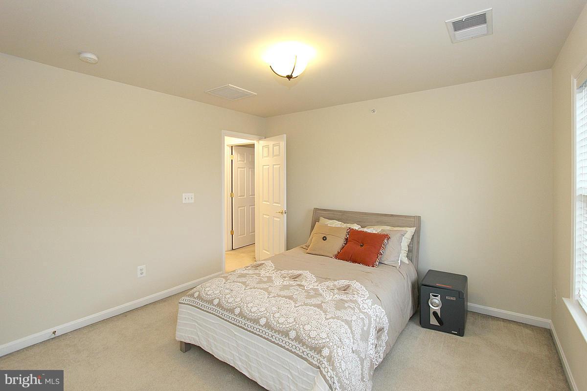 RIVER OAKS-LENNAR CONDOM - Residential