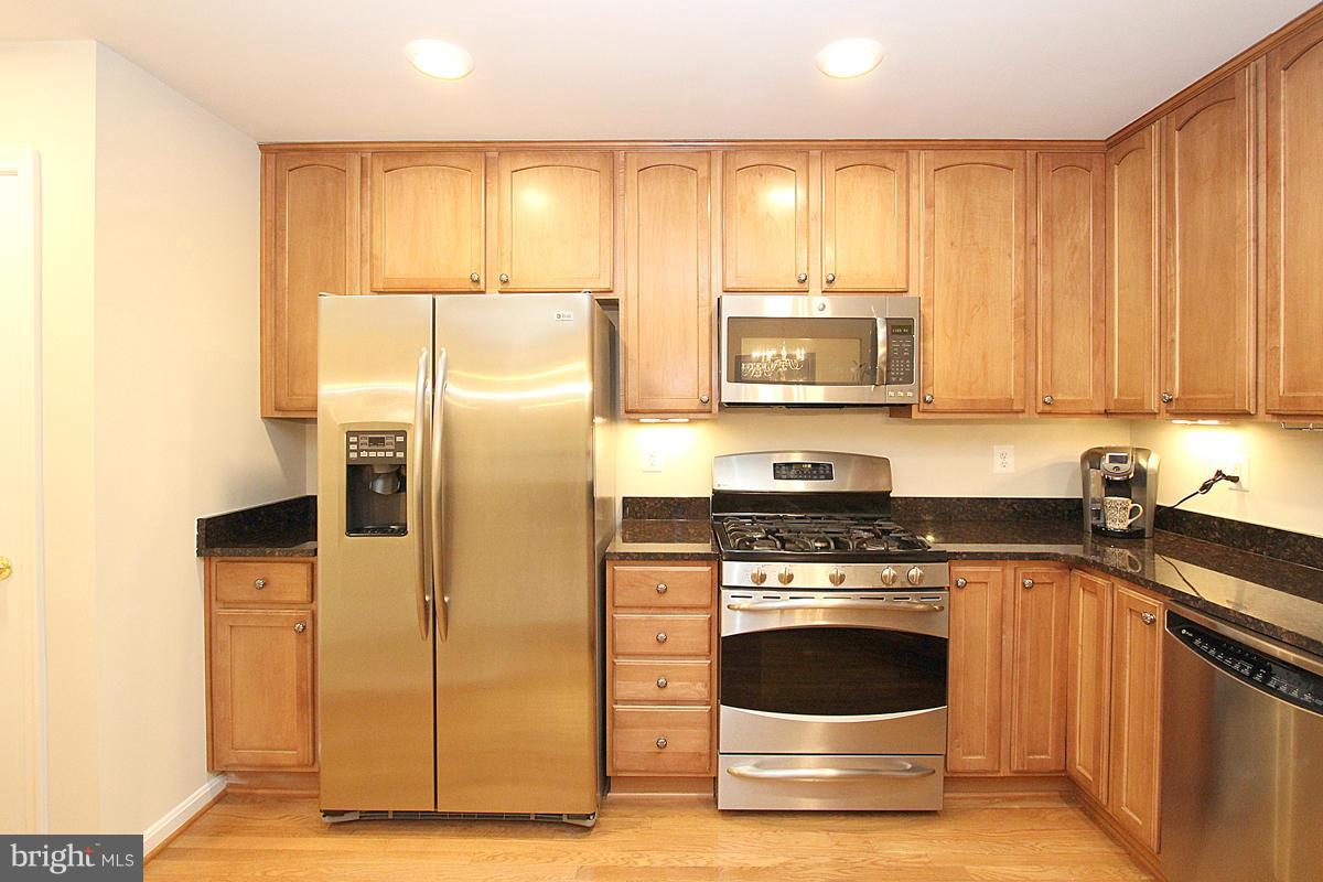 RIVER OAKS-LENNAR CONDOM - Residential