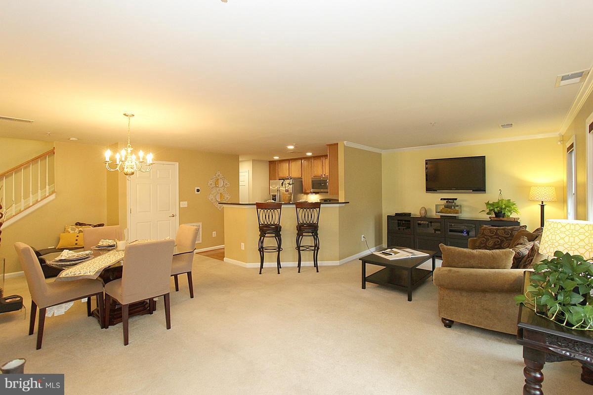 RIVER OAKS-LENNAR CONDOM - Residential