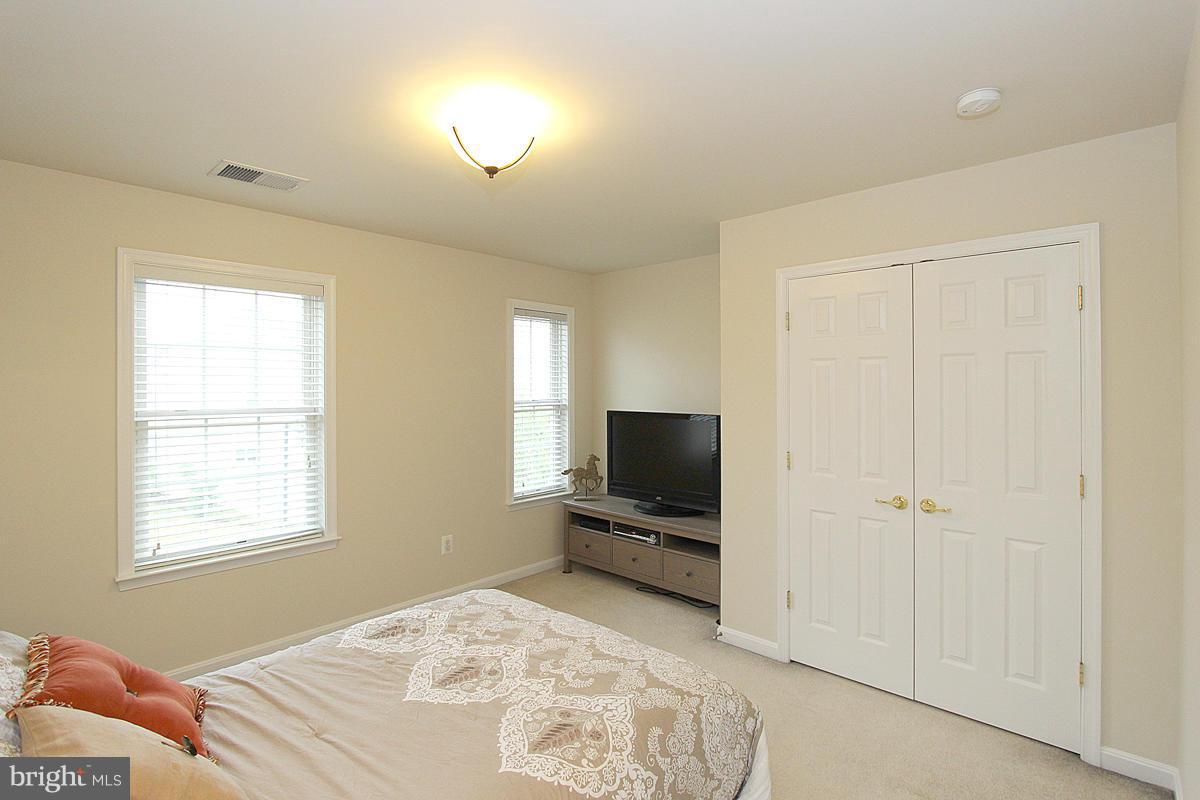 RIVER OAKS-LENNAR CONDOM - Residential
