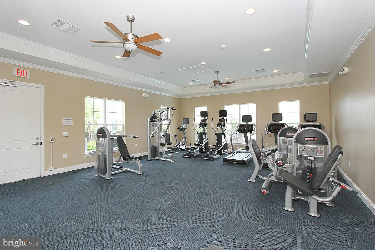 RIVER OAKS-LENNAR CONDOM - Residential