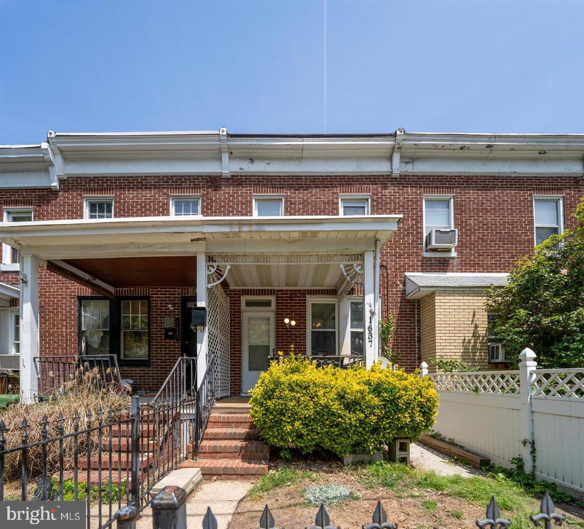 Aggressively priced for a quick sale—potential short sale opportunity. Bring your offers!