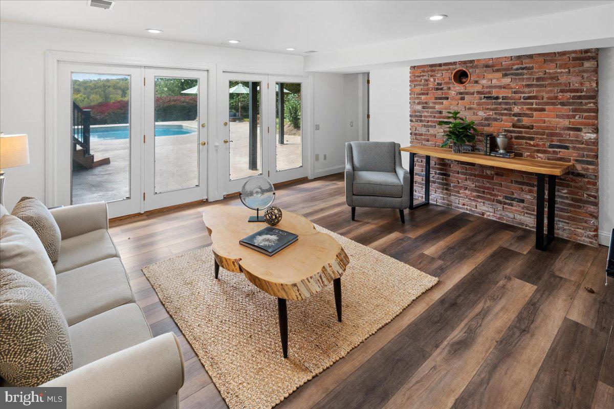 CHESTNUT HOLLOW - Residential