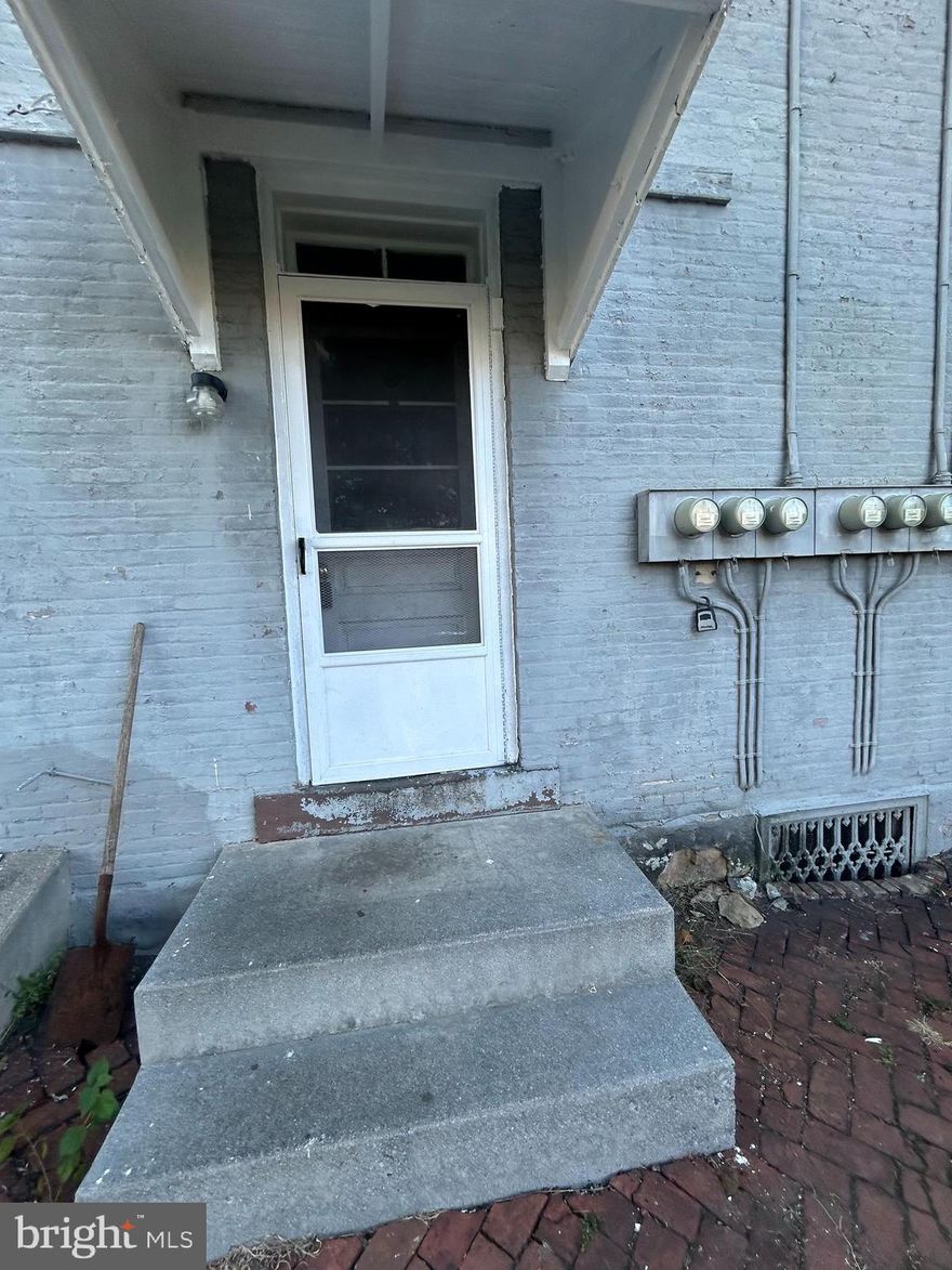 Newly renovated 2 bedroom apartment. Tenant pays electric and trash and Heat. Landlord pays water/sewer. $50 application fee per applicant  and $50 admin fee if selected. 


Agents read remarks.