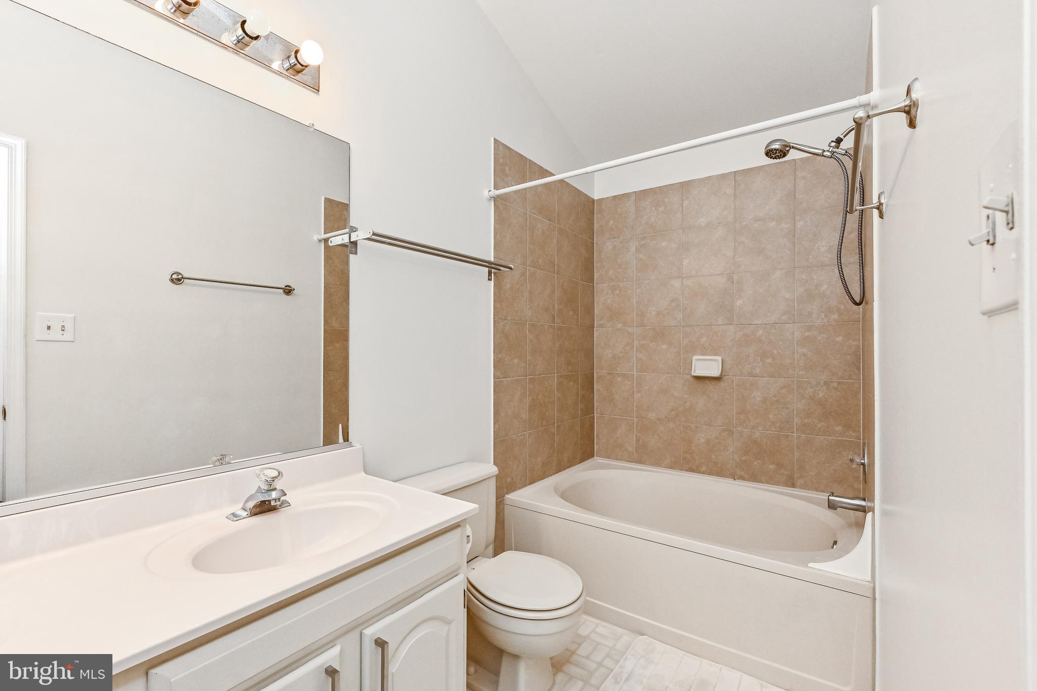 COMPTON VALLEY ESTATES - Residential Lease