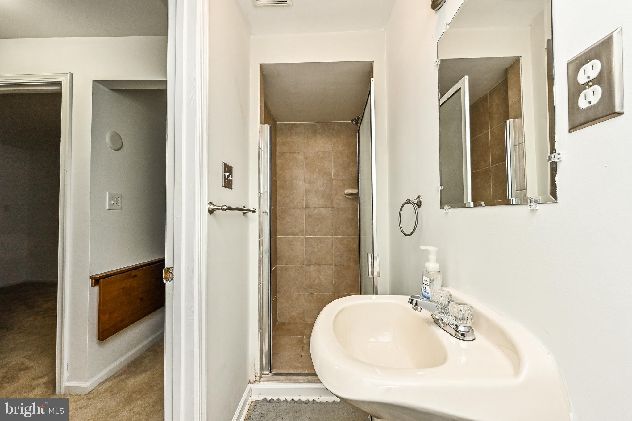 COMPTON VALLEY ESTATES - Residential Lease