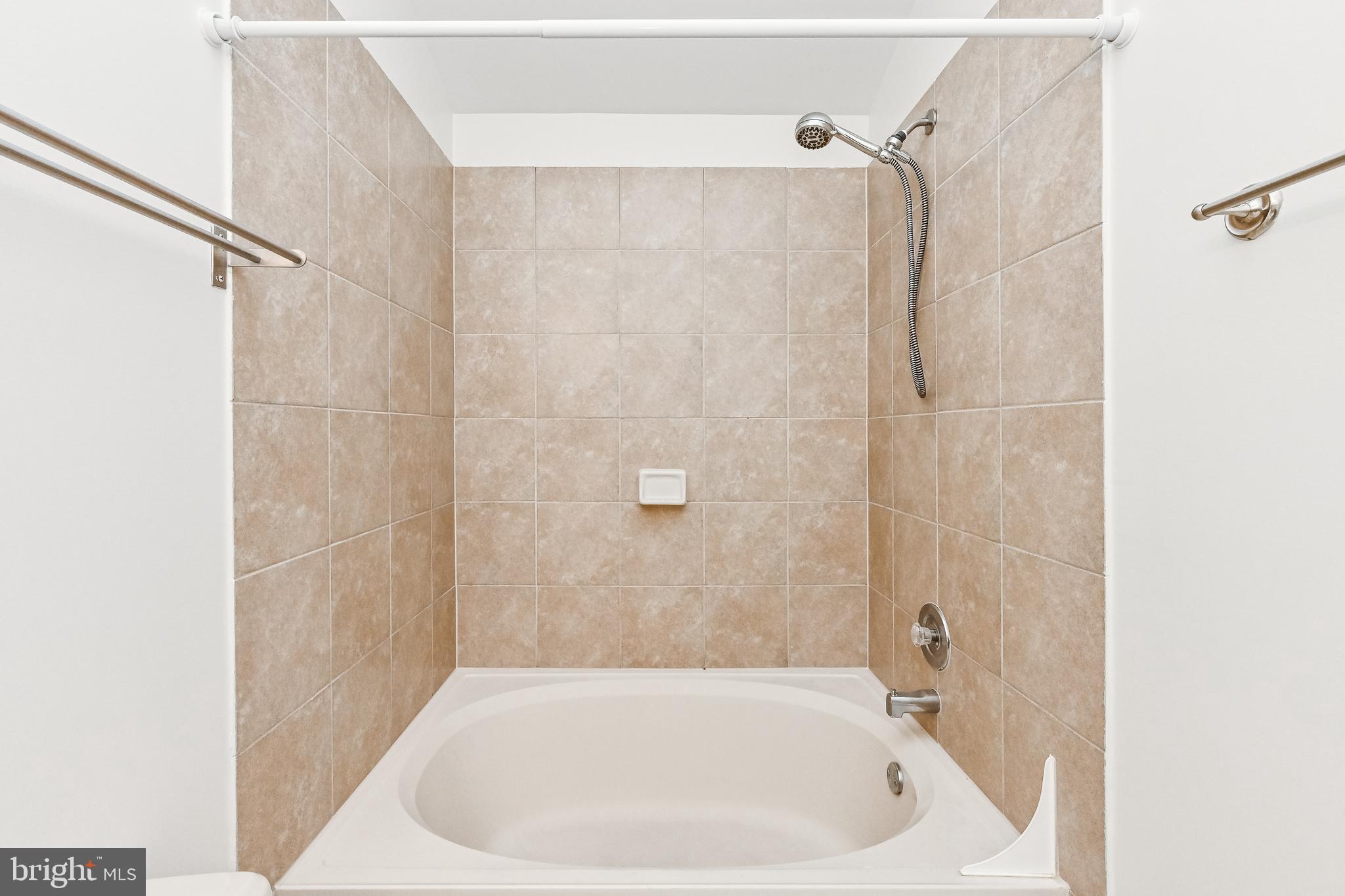 COMPTON VALLEY ESTATES - Residential Lease