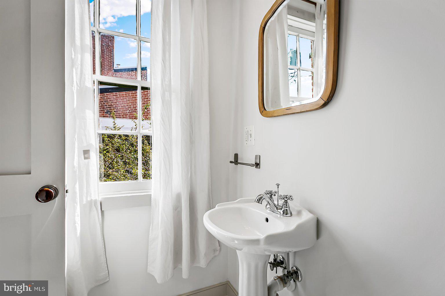 MOUNT VERNON PLACE HISTORIC DISTRICT - Residential Lease