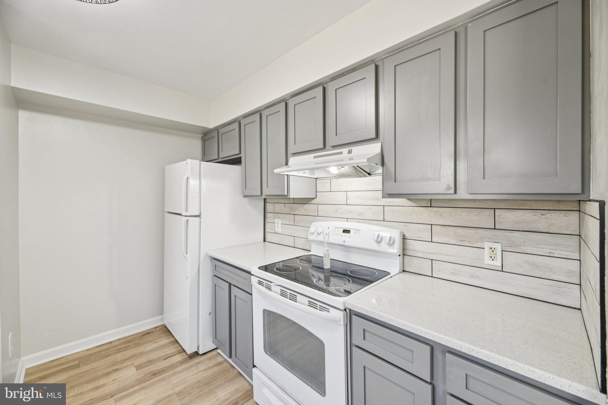 POPLAR WOODS - Residential