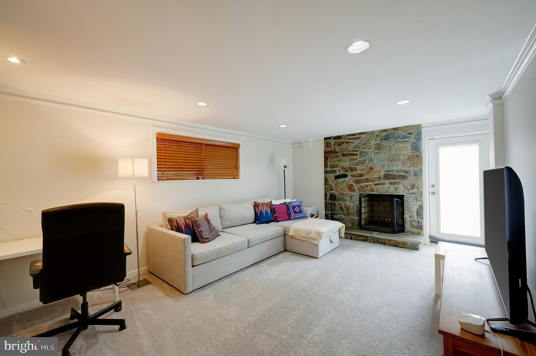 MAPLEWOOD MANOR - Residential Lease