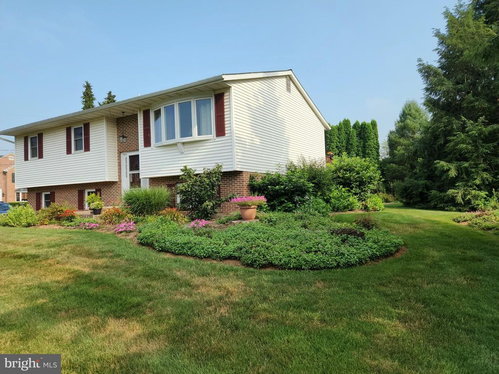Photo of 57 PINEWOOD AVE, LITITZ, PA 17543 (MLS # PALA2038142)