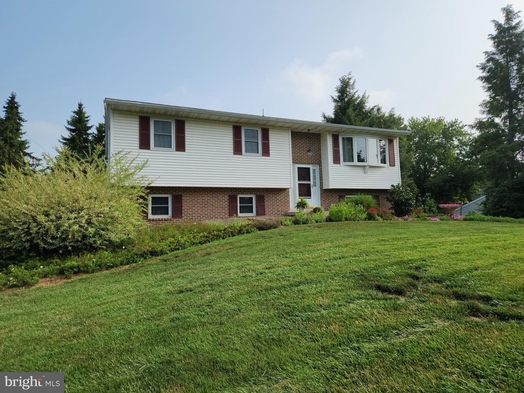 Photo of 57 PINEWOOD AVE, LITITZ, PA 17543 (MLS # PALA2038142)
