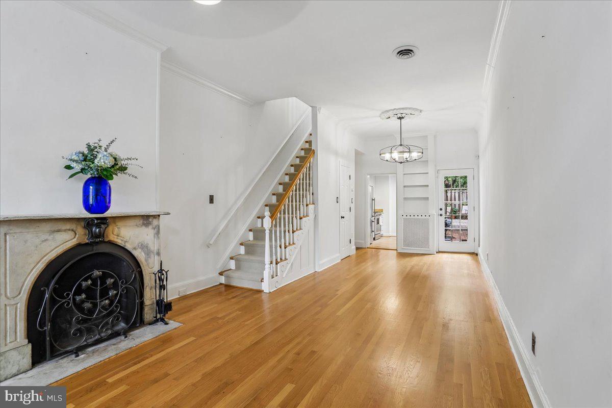 211 5TH STREET SE