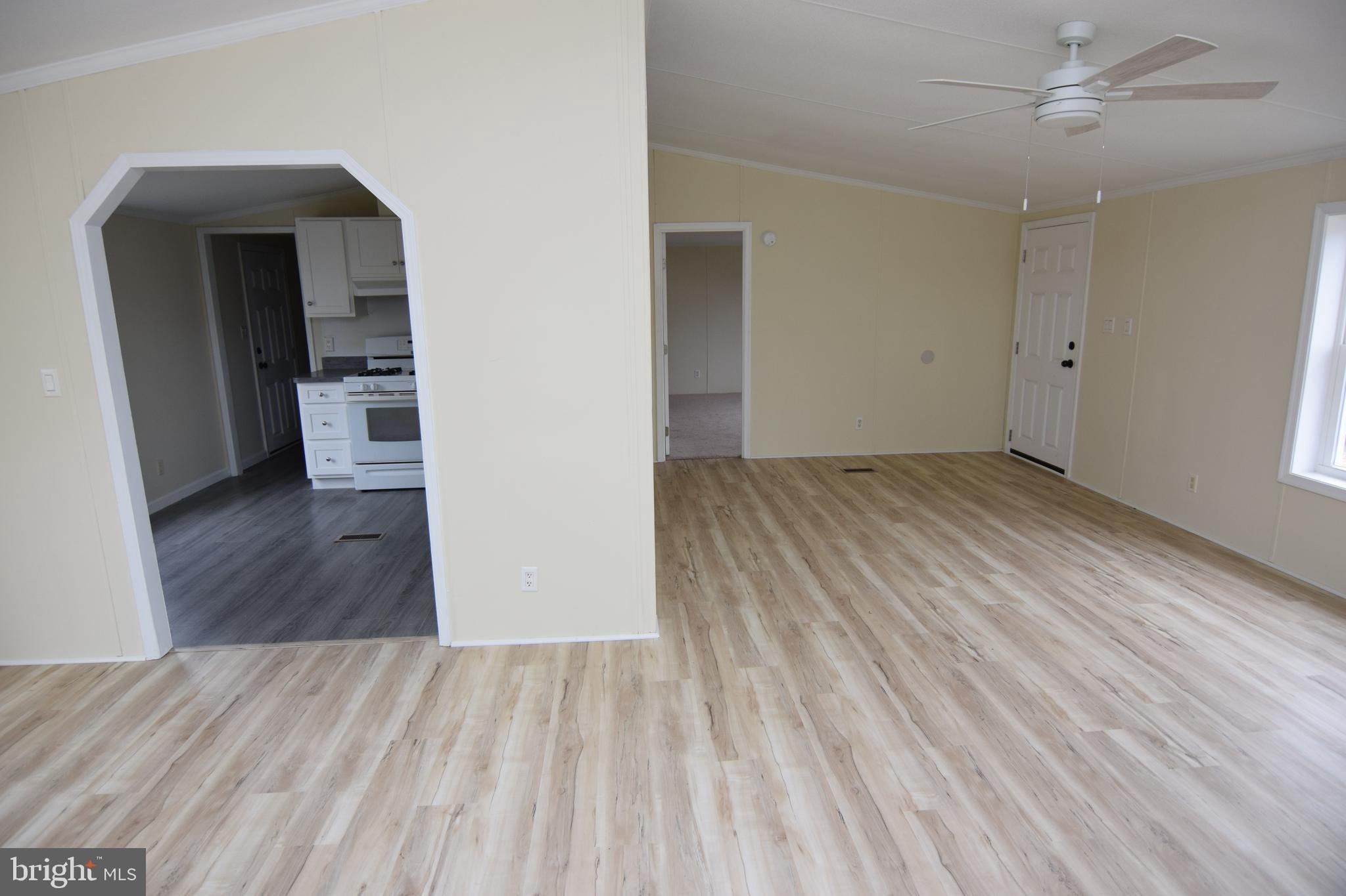 8711 GARDEN LANE