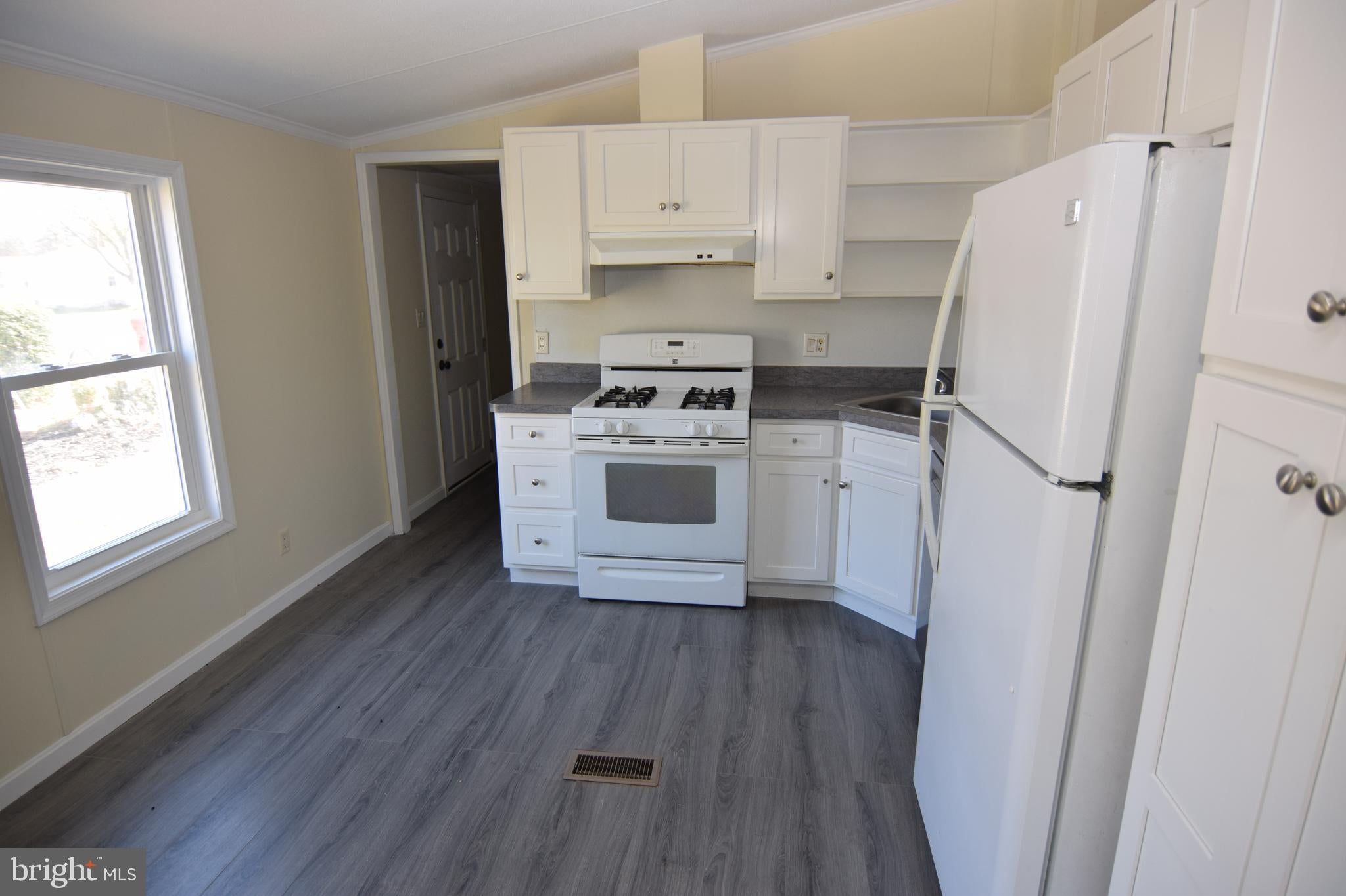 8711 GARDEN LANE