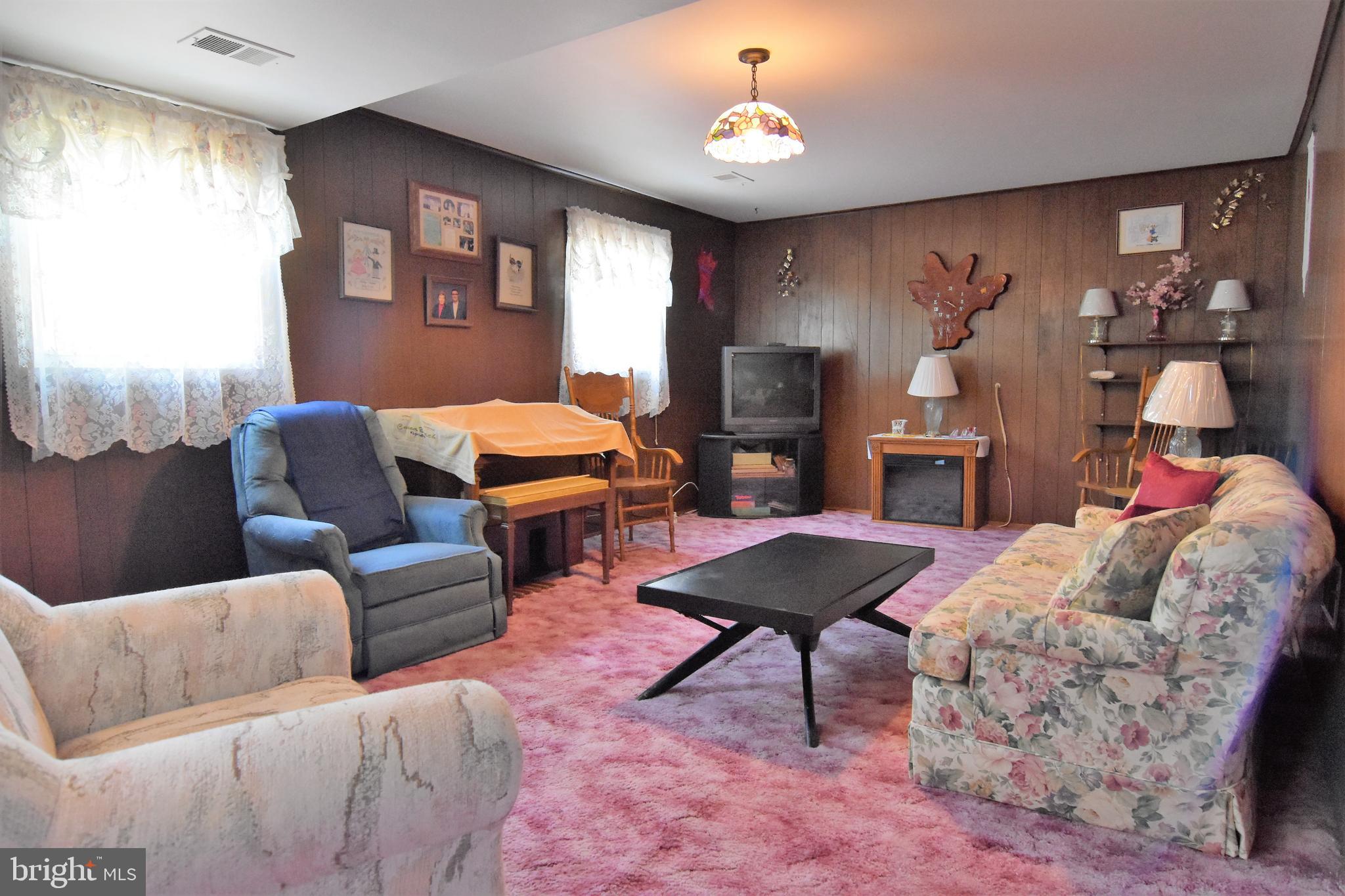 LAURELTON - Residential