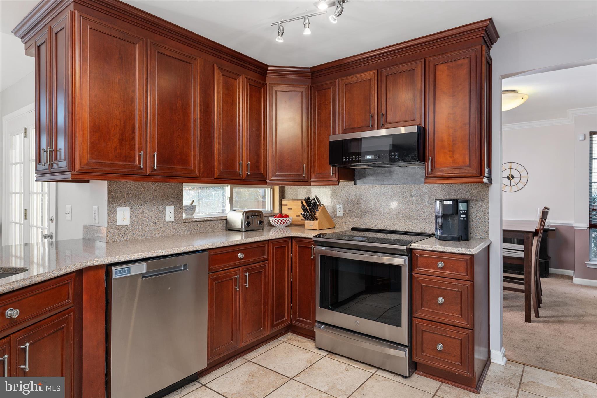 SEVEN OAKS - Residential