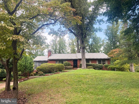 Photo of 6450 Queen Anne Terrace, FALLS CHURCH, VA 22044 (MLS # VAFX2341688)