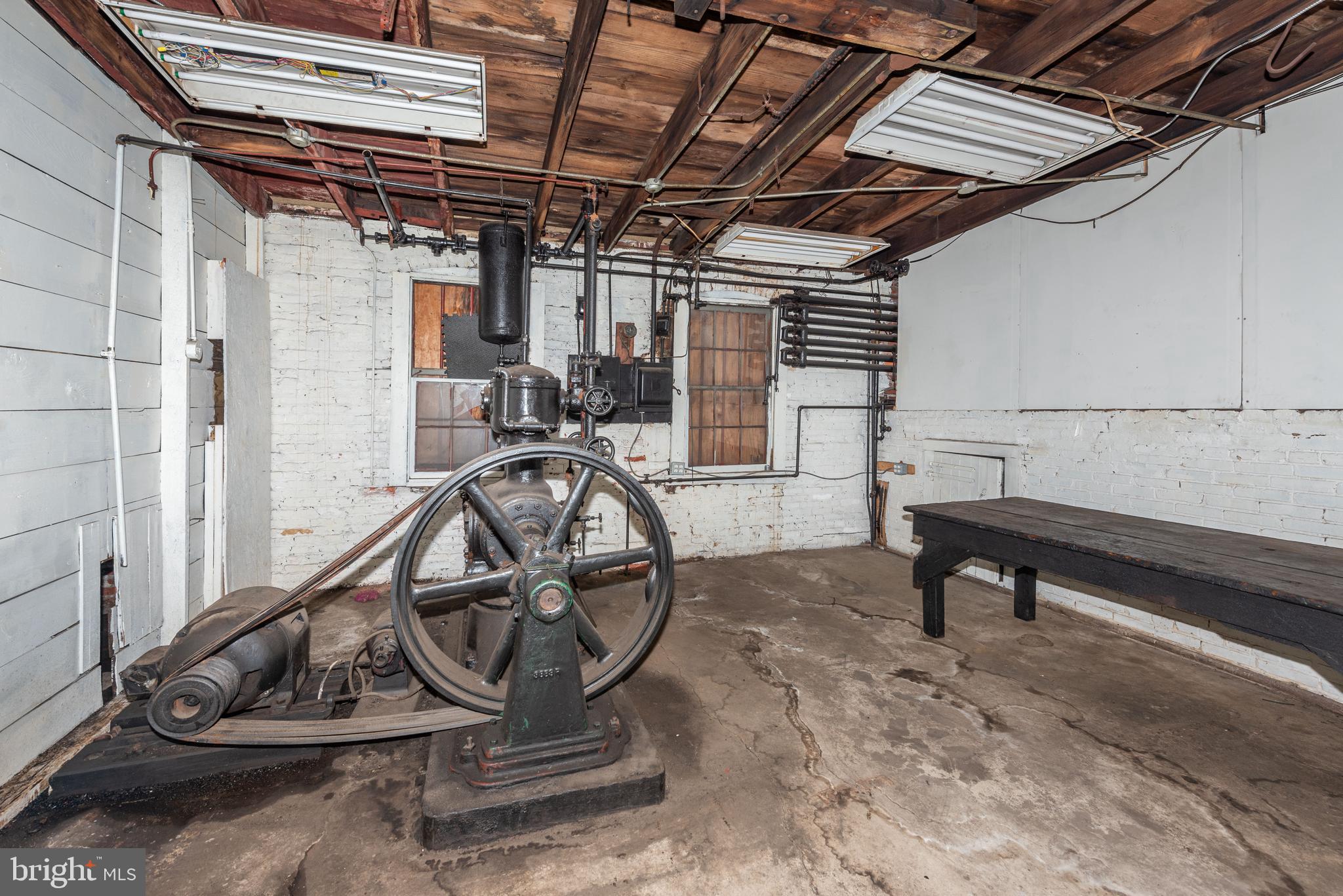 HIGHLANDTOWN - Commercial Lease