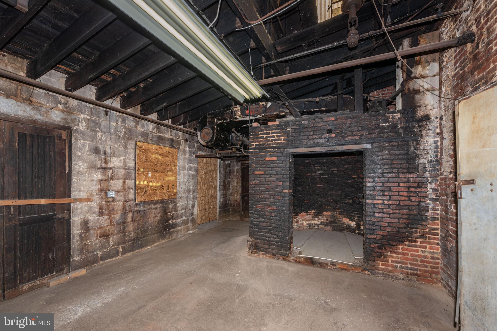 HIGHLANDTOWN - Commercial Lease