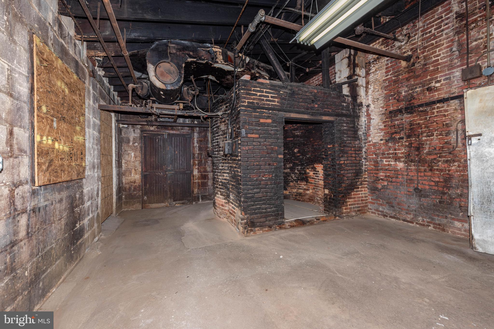 HIGHLANDTOWN - Commercial Lease