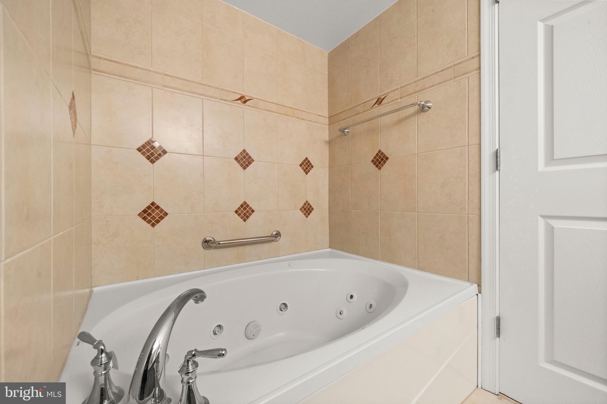 CARLYLE TOWERS - Residential