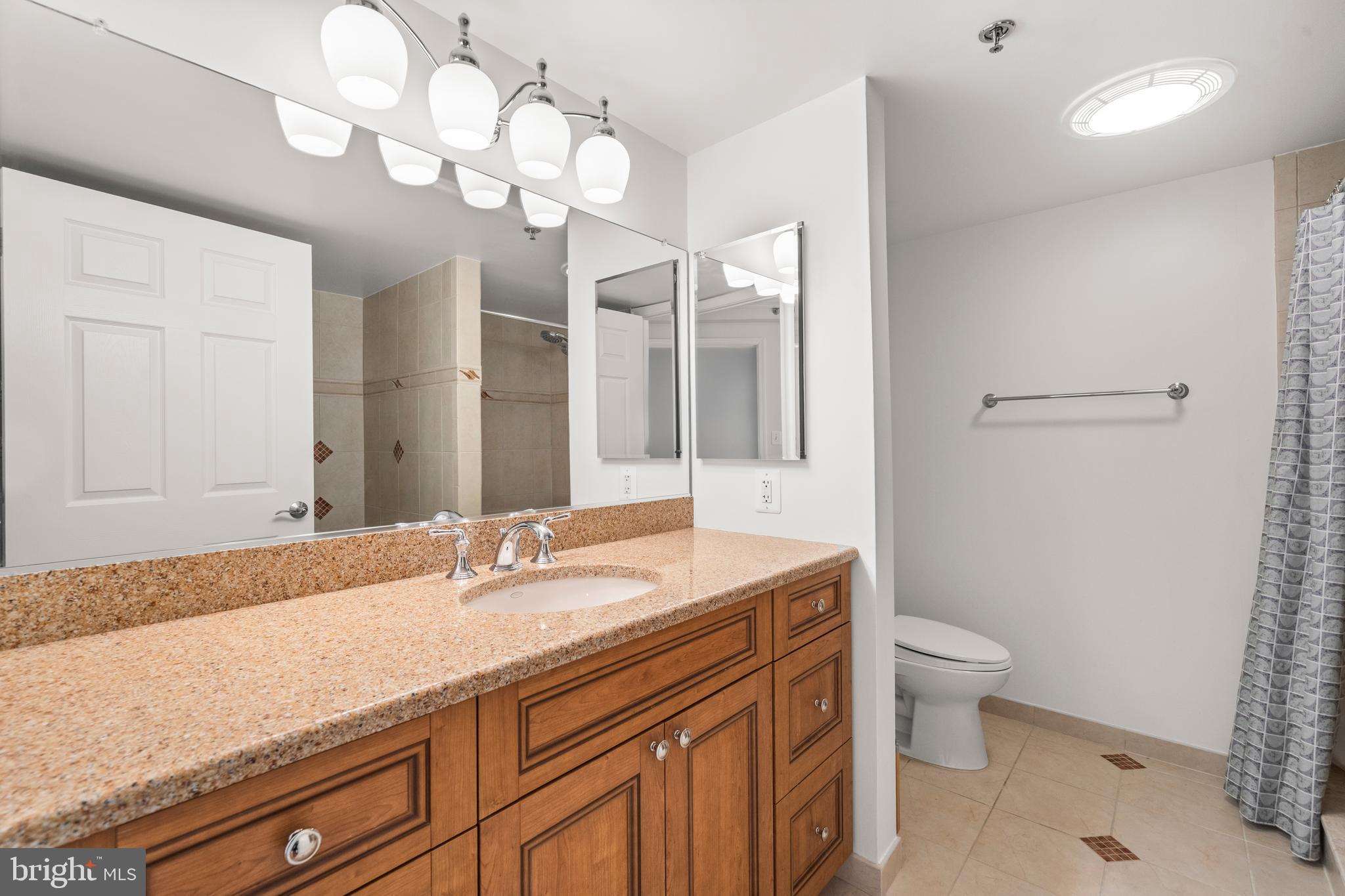 CARLYLE TOWERS - Residential