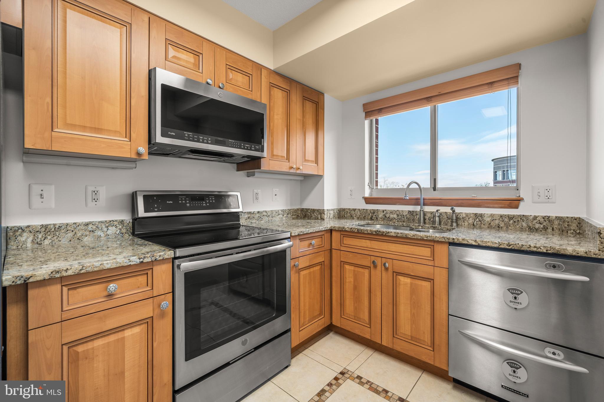 CARLYLE TOWERS - Residential