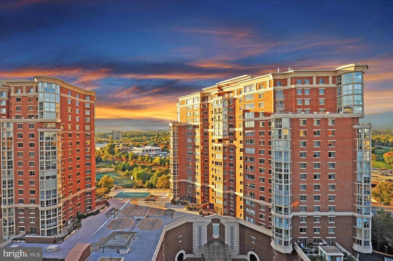 CARLYLE TOWERS - Residential