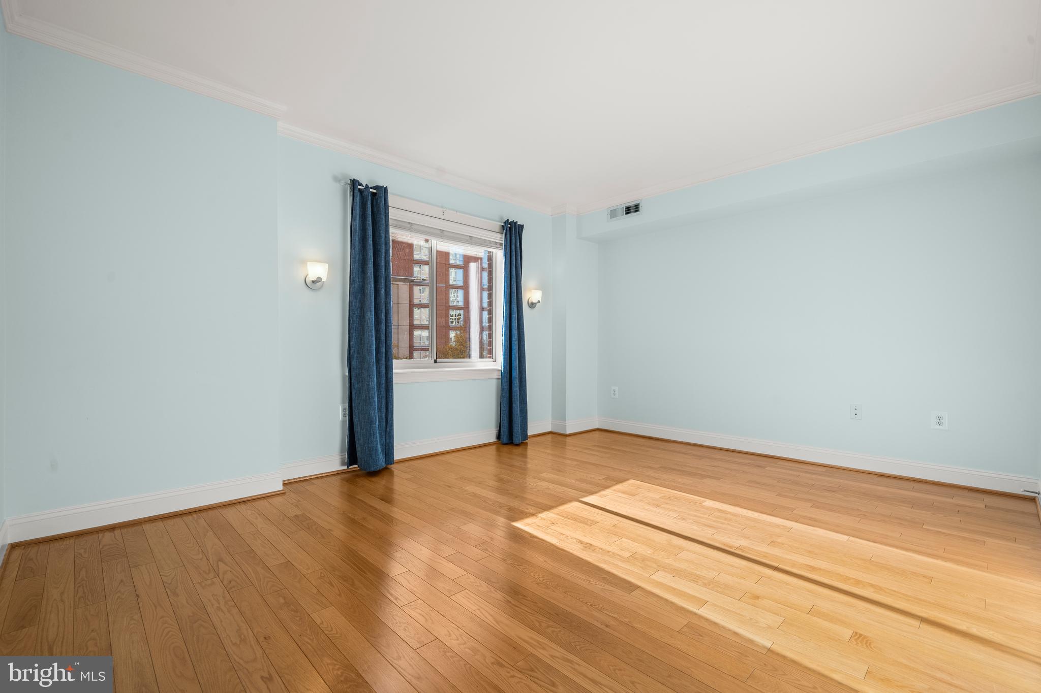 CARLYLE TOWERS - Residential