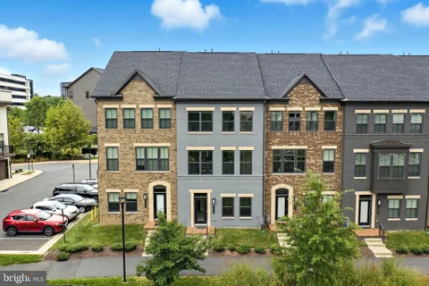 13220 Lake Waterview, Herndon, VA MLS: VAFX2341240