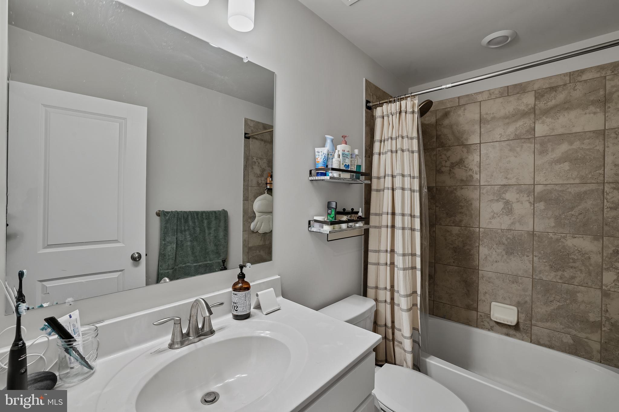 CLARKSBURG SQUARE - Residential Lease