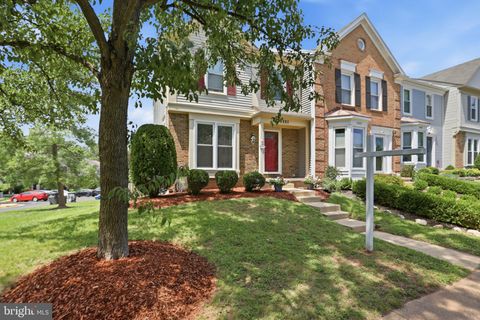 Photo of 43885 Laburnum Square, ASHBURN, VA 20147 (MLS # VALO2130072)